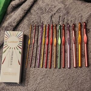NIB Luxbon 14 Sizes Multi- Colored Aluminum Crochet Set